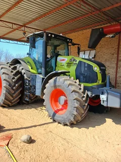 2023 Claas Axion 870