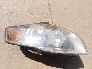 Audi A4 B7 right head light