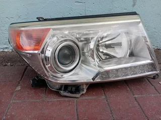 Toyota Land Cruiser right side headlight/head light for sale