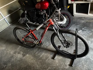 Specialized rockhopper barely used with stand!