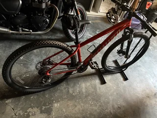 Specialized rockhopper barely used with stand!