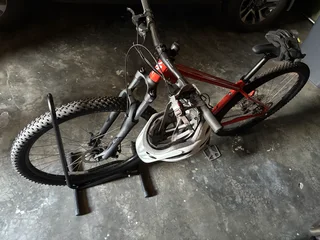 Specialized rockhopper barely used with stand!