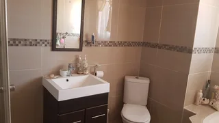 2 bedroom apartment in Afzelia Court De Vos Street Paarlshoop