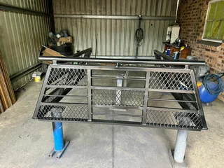 CUSTOM-BUILT LABOUR RAILS