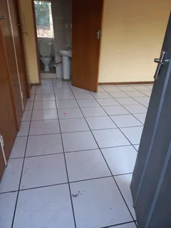 Large Room to let at Clayville East Olifantsfontein