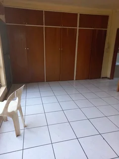 Large Room to let at Clayville East Olifantsfontein