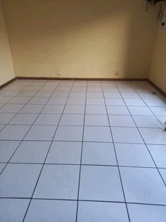 Large Room to let at Clayville East Olifantsfontein