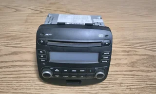 Hyundai i10 Radio with Original Frame for Spares (Shows I-Pod Error)