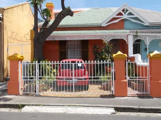 Observatory, furn flat with its own bathroom & kitchen, free elec and wifi. Single female only.