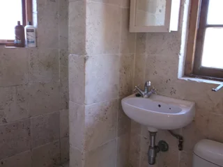 Observatory, furn flat with its own bathroom &amp; kitchen, free elec and wifi. Single female only.