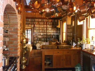 Observatory, furn flat with its own bathroom &amp; kitchen, free elec and wifi. Single female only.