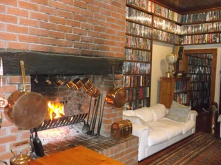 Observatory, furn flat with its own bathroom &amp; kitchen, free elec and wifi. Single female only.