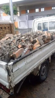 WE ARE DOING ALL TYPES OF RUBBLE REMOVALS , JUNK MIX’S AND YARDS CLEANING 粒