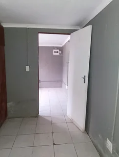 COTTAGE TO RENT R5,000.SUITABLE FOR SOBER WORKING COUPLE WITH 1 SMALL KID.INC WATER.PREPAID ELECTRIC