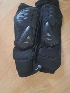 Padded motocross shorts