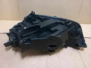 2018 - 2020 Audi Q5 Right Xenon HID Headlight.