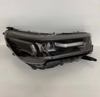 Toyota Hilux Invincible Drivers Right Led Headlight 81110yp450 2018 2023 Mk8