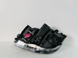 Mercedes-Benz C-Class W204 Facelift Right Xenon Headlight (2011–2014).