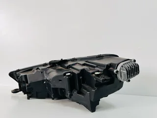AUDI A4 / S4 B9 Right (Driver Side) LED Headlight – OEM | 8W0 / 8W5 / 8W.	•	Genuine OEM
