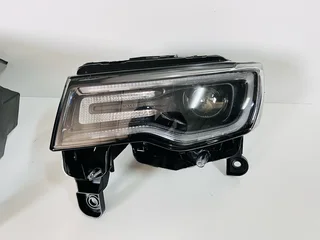 JEEP Grand Cherokee Left &amp; Right Xenon Headlamps (Black Edition) – 2015–2017