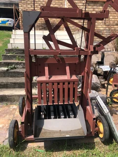 Brick laying machine