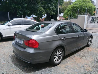 2011 BMW 320i AUTO EXCLUSIVE