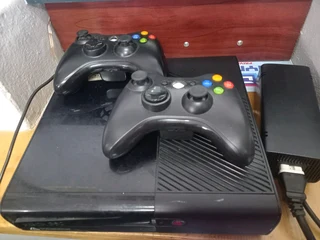 Xbox 360 Console&#43;2 Controllers&#43;Cables