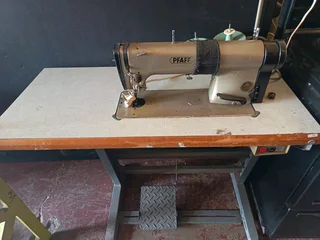 Pfaff Industrial Sewing Machine &#43;Table