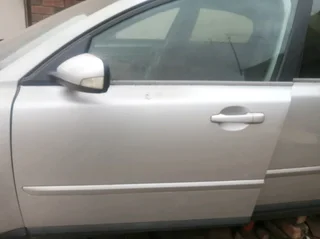 Volvo S40 T5 2006 model left front door