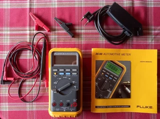 FLUKE 88 MULTI CAPABILITY AUTOMOTIVE METER AS NEW WITH ALL PAPERWORK AND CARRY CASE.