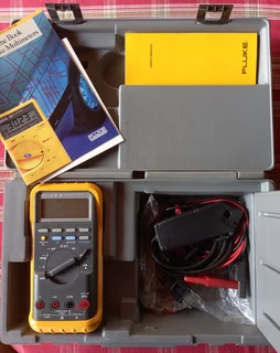 FLUKE 88 MULTI CAPABILITY AUTOMOTIVE METER AS NEW WITH ALL PAPERWORK AND CARRY CASE.