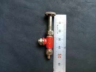 Model steam locomotive valves