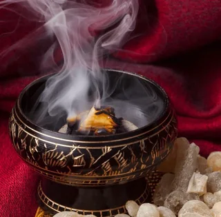 Frankincense/myrrh incense resins / oils