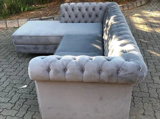3 SEATER L-SHAPE COUCHES CHESTERFIELD DESIGN