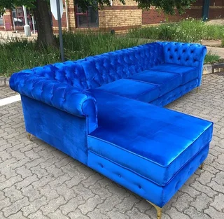 3 SEATER L-SHAPE COUCHES CHESTERFIELD DESIGN