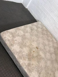 DualFlex King Sized White Patterned Mattress (Stained with Tears)- A51228