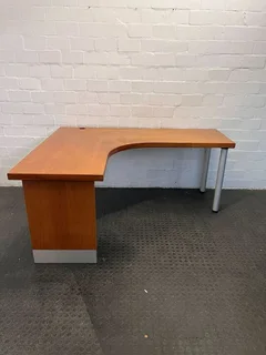 Sleek L-Shape Wooden Office Desk with Steel Base (Width: 174cm)(Height: 76cm)- A51422