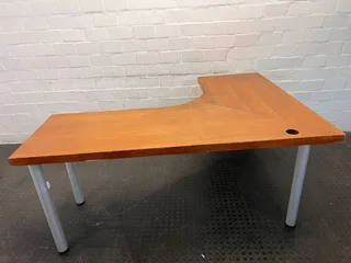 Sleek L-Shape Wooden Office Desk with Steel Base (Width: 174cm)(Height: 76cm)- A51422