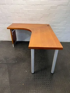 Sleek L-Shape Wooden Office Desk with Steel Base (Width: 174cm)(Height: 76cm)- A51422