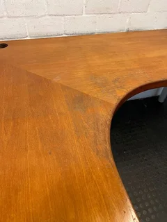 Sleek L-Shape Wooden Office Desk with Steel Base (Width: 174cm)(Height: 76cm)- A51422