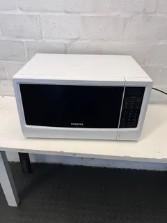 Samsung White Microwave Oven With Minor Scratches - Reduced- A54060