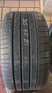 255/35 R19 used tyres in mint condition. Call/whatsapp Enzo 0783455713