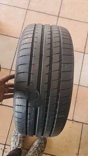 275/35 R21 used tyres in mint condition. Call /WhatsApp Enzo 0783455713