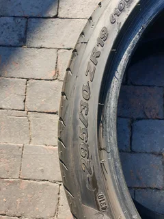 295 30 19.PIRELLI PZERO