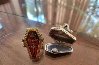 coffin Rings that open in bronze or silver has a magnetic clasp the size is either 7 or a 8
