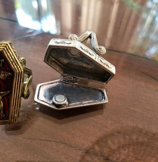 coffin Rings that open in bronze or silver has a magnetic clasp the size is either 7 or a 8