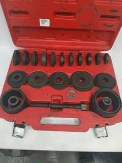 Wheel bearing removal kit  R1000