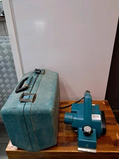 Makita planer &#43; case  R750