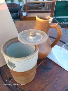 Clay pots 2 of medium size