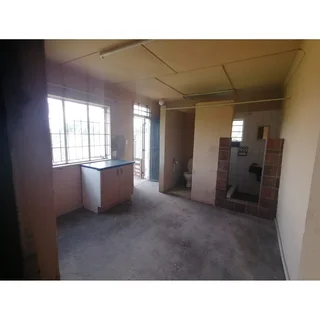 Female-Friendly 1 Bedroom flatlet R3000 (Water &amp; Lights Incl.)  UnfurnishedWitbank- Clewer